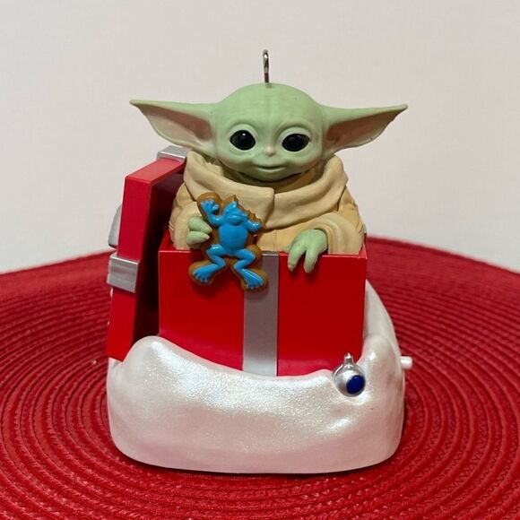 Hallmark Star Wars The Mandalorian Grogu Greetings Ornament Sound and Motion NWT - Picture 1 of 15